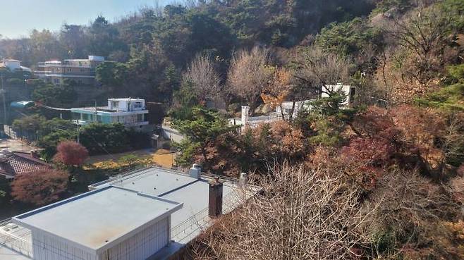 개화기 청운양로원 터. 지금은 현대그룹 정주영家가 들어서 있다. 이 자리가 한국 근대식 양로원의 시작이었고 한때 화가 나혜석이 말년에 머문 곳으로 알려져 있다. 사진=임형택 기자&nbsp;