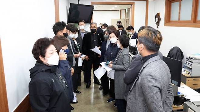 고양시의회 더불어민주당 의원들이 지난달 4일 이동환 시장의 해외출장에 대한 규탄성명과 항의의사를 전달하기 위해 시장실을 방문했다. 
