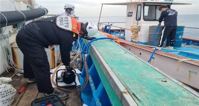 지난 9월 26일 구룡포 해양자율방제대원들이 좌초 사고가 난 선박에 실린 기름을 안전한 곳으로 옮기고 있다. (포항해경 제공) 2022.12.05
