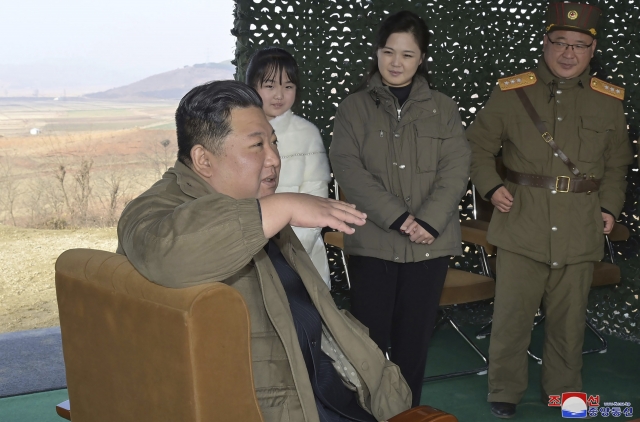 북한 조선중앙통신에 공개한 사진에 18일 김정은(왼쪽) 북한 국무위원장이 딸(왼쪽 두 번째)과 부인 이설주 여사와 함께 화성-17형 대륙간탄도미사일(ICBM) 시험 발사장을 현지 지도하고 있다. AP뉴시스