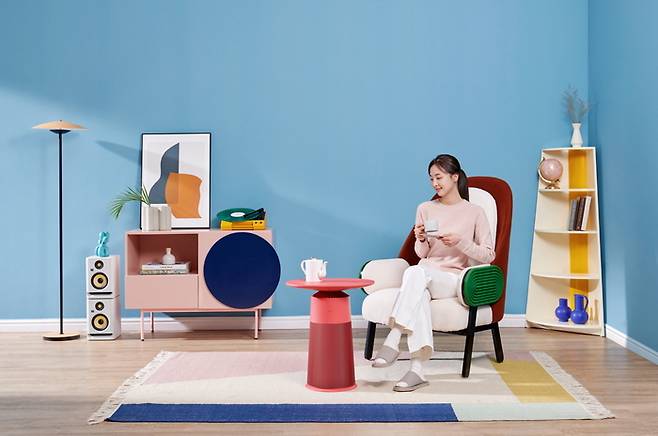 LG전자 모델이 신개념 테이블형 공기청정기를 소개하고 있다. [사진제공 = LG전자]