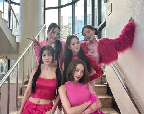 그룹 카라가 화려하게 귀환했다. 사진=한승연 SNS