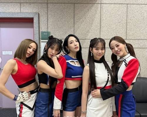 그룹 카라가 화려하게 귀환했다. 사진=한승연 SNS