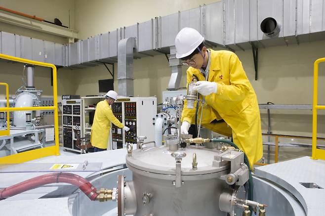 한국원자력연구원은 세계에서 유일하게 ‘원심분무 핵연료 분말 제조기술’을 적용해 고밀도 저농축 우라늄실리사이드 판형핵연료를 생산한다.[한국원자력연구원 제공]