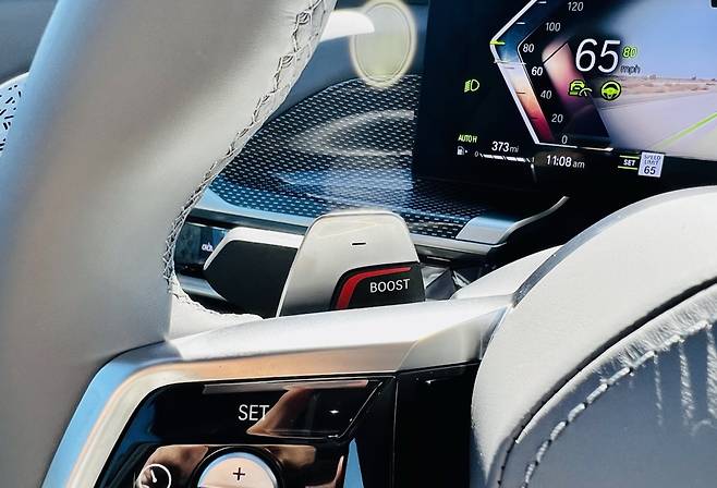 내연기관 모델에는 운전대 왼쪽 위에 부스트 버튼이 있다. 몇 초 동안 동력을 최대한 끌어올릴 수 있다. 정찬수 기자