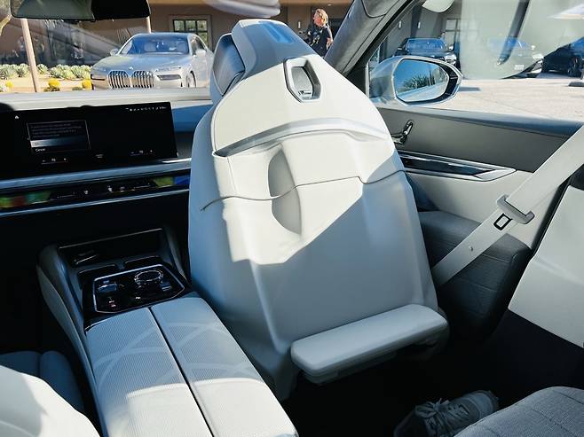 뒷좌석 도어에 있는 터치 커맨드 컨트롤을 활용하면 단 한 번의 조작으로 앞좌석을 최대한 앞으로 당길 수 있다. 쇼퍼 드리븐, 이른바 ‘사장님 차’로 안성맞춤이다. 정찬수 기자