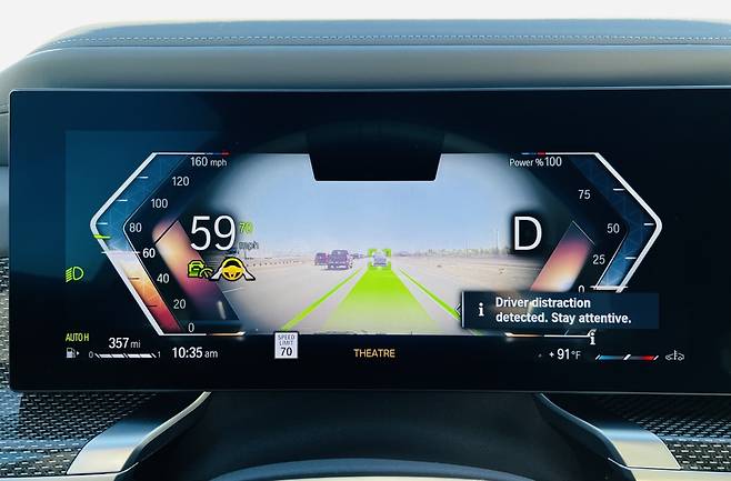 7시리즈 클러스터에 포함된 전방 모니터링 기능. 앞차를 정확하게 인식하고 거리를 조정하는 과정을 직관적으로 보여준다. 차선 유지와 운전대를 잡고 있는지 여부도 선명하다. 정찬수 기자