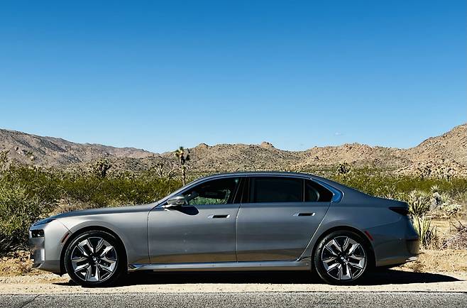 BMW 7시리즈의 전기 모델 ‘i7 xDrive60’. 외형적으로 내연기관 모델과 큰 차이가 없다. 정찬수 기자