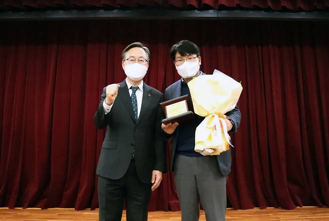 유성훈 서울 금천구청장과 정인태 경영지원부문장이 자원봉사 우수기업 감사패 전달식을 갖고 기념촬영을 하고 있다. (사진 제공=롯데정보통신) *재판매 및 DB 금지