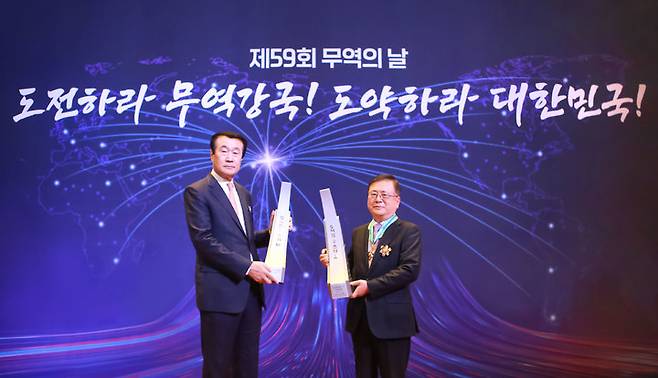 [서울=뉴시스]5일 금호미쓰이화학 온용현 대표(왼쪽)와 금호폴리켐 김선규 대표(오른쪽)가 제 59회 무역의 날 기념식에서 수출의 탑 수상 기념 촬영을 하고 있다. (사진=금호석유화학그룹 제공) *재판매 및 DB 금지