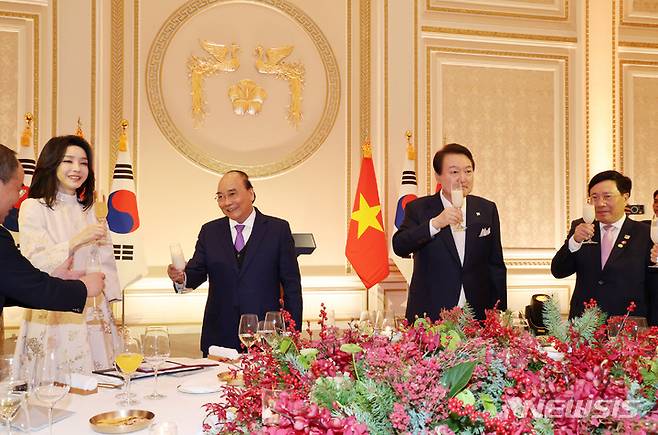 [서울=뉴시스] 전신 기자 = 윤석열 대통령과 부인 김건희 여사가 5일 청와대 영빈관에서 열린 국빈만찬에서 응우옌 쑤언 푹 베트남 국가주석과 건배하고 있다. (대통령실통신사진기자단). 2022.12.05. photo1006@newsis.com