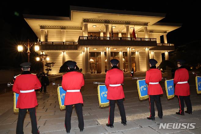 [서울=뉴시스] 전신 기자 = 5일 윤석열 정부 출범 후 첫 국빈만찬이 열린 청와대 영빈관 모습. (대통령실통신사진기자단). 2022.12.05. photo1006@newsis.com
