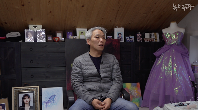 이태원 참사 희생자 송채림 씨의 아버지 송진영 씨. 채림 씨 방에서 인터뷰했다.&nbsp;