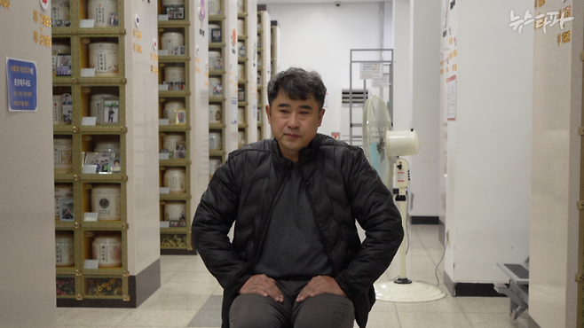 이태원 참사 희생자 조예진 씨의 아버지 조기동 씨. 예진 씨의 봉안함이 있는 납골당에서 인터뷰했다.&nbsp;
