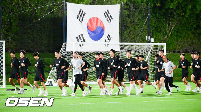 [OSEN=도하(카타르), 박준형 기자] 파울루 벤투 감독이 이끄는 대한민국 축구대표팀이 15일(한국시간) 카타르 도하 엘에글라 훈련장에서 공식훈련을 진행했다.축구대표팀 선수들이 러닝을 하고 있다. 2022.11.15 /  soul1014@osen.co.kr