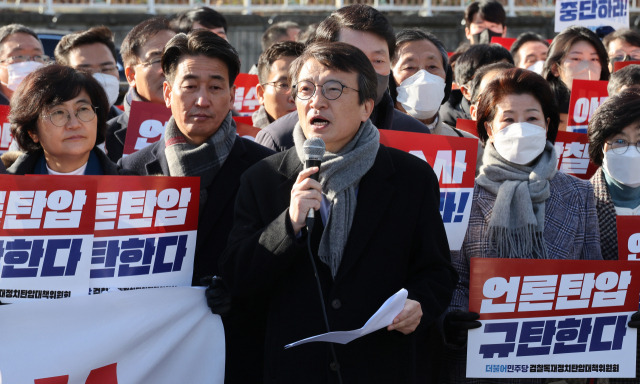 ▲용산 대통령실 앞에서 더불어민주당 김의겸 대변인이 정치탄압대책위원회 기자회견을 진행하고 있다. ⓒ연합뉴스