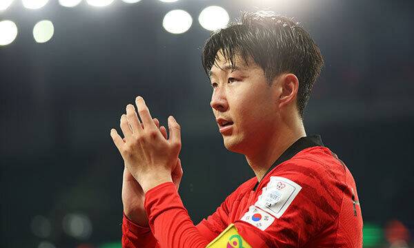 2일(현지시간) 카타르 알라이얀 에듀케이션 시티 스타디움에서 열린 2022 카타르 월드컵 H조 최종 3차전 대한민국과 포르투갈의 경기, 2대 1로 승리하며 16강 진출을 확정지은 대한민국 손흥민이 팬들과 기뻐하고 있다. 알라이얀=뉴시스