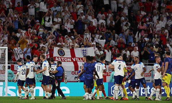 29일(현지시간) 오후 카타르 알랴이얀 아흐마드 빈 알리 스타디움에서 열린 2022 카타르 월드컵 조별리그 B조 3차전 웰일스와 잉글랜드의 경기, 잉글랜드 선수들이 웨일스에 3-0 완승을 거두며 16강 진출을 확정한 뒤 팬들에게 인사하고 있다. 알라이얀=뉴시스