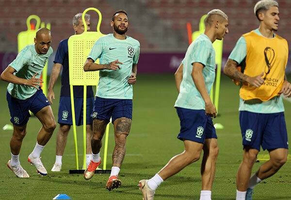 브라질 축구대표팀 네이마르 등 선수들이 4일(현지시간) 오후 카타르 도하 알 아라비 SC 스타디움에서 훈련을 하고 있다. 도하=뉴시스