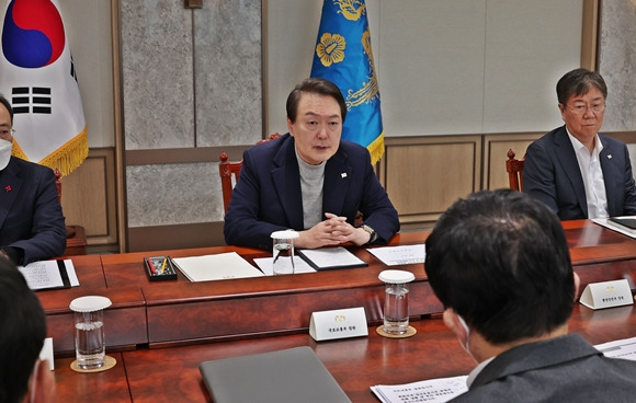 윤석열 대통령이 4일 오후 서울 용산 대통령실 청사에서 화물연대 집단운송거부 대응과 관련한  관계장관회의를 주재하고 있다. 2022.12.4  대통령실 제공