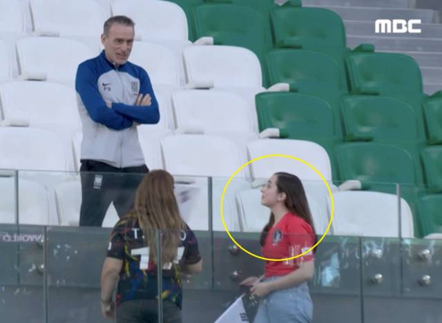 2022 카타르 월드컵 조별리그 3차전 포르투갈전 당시 벤치에서 경기를 지켜본 한국 축구대표팀 파울루 벤투 감독이 둘째 딸 마르타 벤투(노란 원)와 이야기를 나누고 있다. MBC 캡처