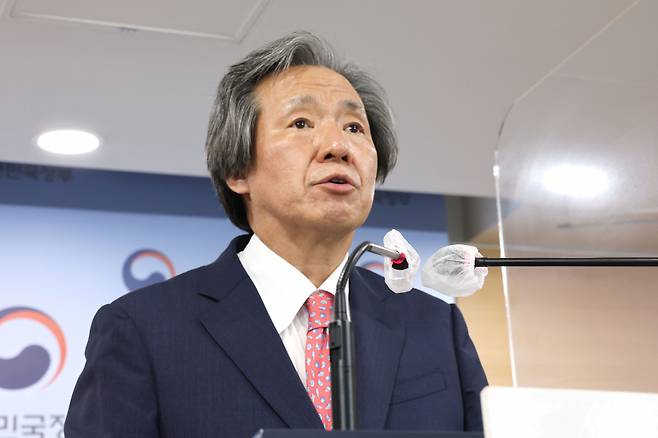 정기석 중앙재난안전대책본부 코로나19 특별대응단장(국가감염병위기대응 자문위원장)이 지난 9월16일 정부서울청사 브리핑실에서 코로나19 대응 현황 등을 브리핑하고 있다. ⓒ연합뉴스