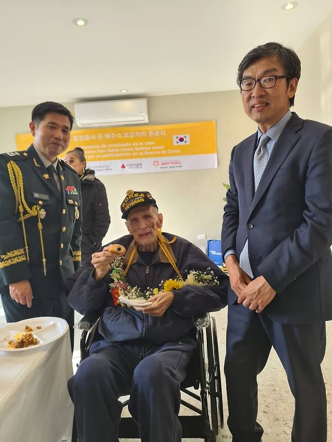 "한국식 옛날 도너츠 먹은 기억 납니다" (몬테레이=연합뉴스) 지난 2일 멕시코 누에보레온주 몬테레이에서 열린 멕시코 참전용사 보금자리 지원사업 준공식에서 돈 헤수스 칸투 옹이 한국식 '옛날 도너츠'를 맛보고 있다. 칸투 옹은 "전시에서 이 도너츠를 먹은 기억이 있다"며 반가워했다고 주멕시코대사관 측은 4일 전했다. 오른쪽부터 서정인 주멕시코 대사, 칸투 옹, 이명교 국방무관. 2022.12.5 [주멕시코대사관 제공. 재판매 및 DB 금지]