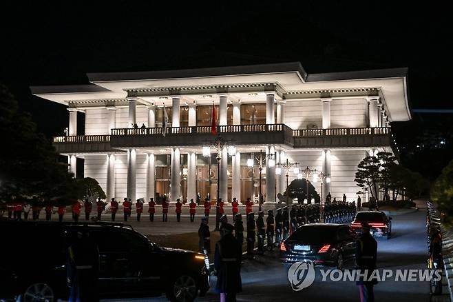 청와대 영빈관에서 열린 국빈만찬 도착하는 베트남 국가주석 차량 (서울=연합뉴스) 서명곤 기자 = 응우옌 쑤언 푹 베트남 국가주석이 탄 차량이 5일 국빈만찬이 열리는 청와대 영빈관에 도착하고 있다. 2022.12.5 [대통령실 제공. 재판매 및 DB금지] seephoto@yna.co.kr