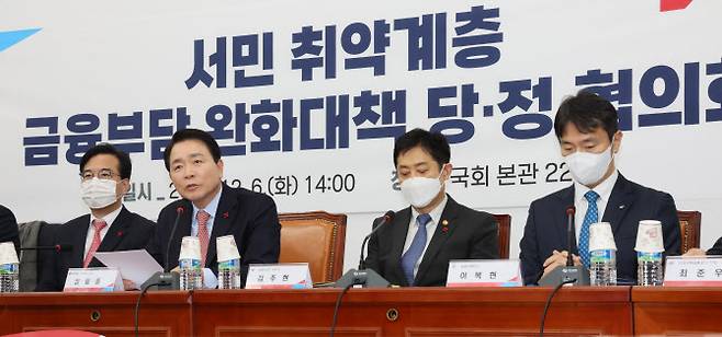 국민의힘 성일종 정책위의장이 6일 오후 국회에서 열린 서민 취약계층 금융부담 완화대책 당·정 협의회에서 발언하고 있다. 왼쪽부터 국민의힘 송언석 원내수석부대표, 성일종 정책위의장, 김주현 금융위원장, 이복현 금융감독원장.(사진=연합뉴스)