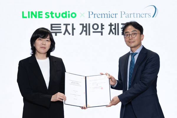 이정원 라인스튜디오 대표(왼쪽)와 김성은 프리미어파트너스 대표가 투자 계약을 맺었다.