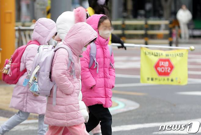 울산지역에 한파경보가된 지난달 30일 오전 울산 울주군 구영초등학교 인근에서 두꺼운 복장을 한 학생들이 등교하고 있다. 2022.11.30/뉴스1 ⓒ News1 윤일지 기자