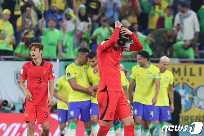 5일 오후(현지시간) 카타르 도하 스타디움974에서 열린 2022 카타르 월드컵 16강 대한민국과 브라질의 경기에서 전반전 손흥민이 대한민국의 연속실점으로 어두운 표정을 짓고 있다. 2022.12.6/뉴스1 ⓒ News1 이동해 기자