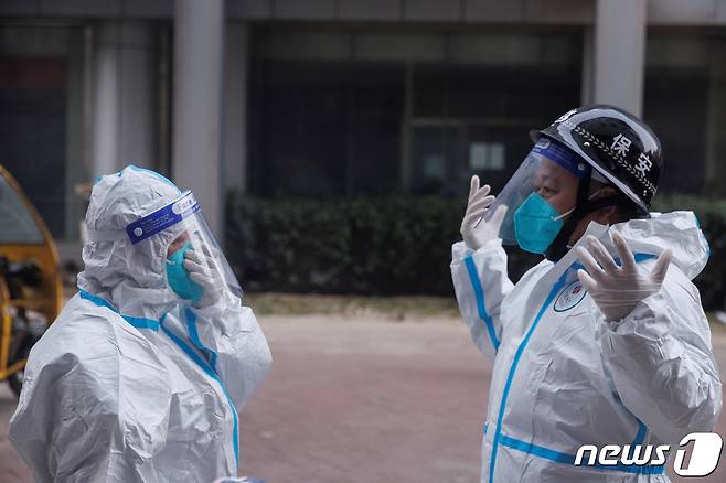 2일 중국 베이징에서 방역 노동자가 보호복을 입고 작업 중이다. ⓒ 로이터=뉴스1 ⓒ News1 권진영 기자