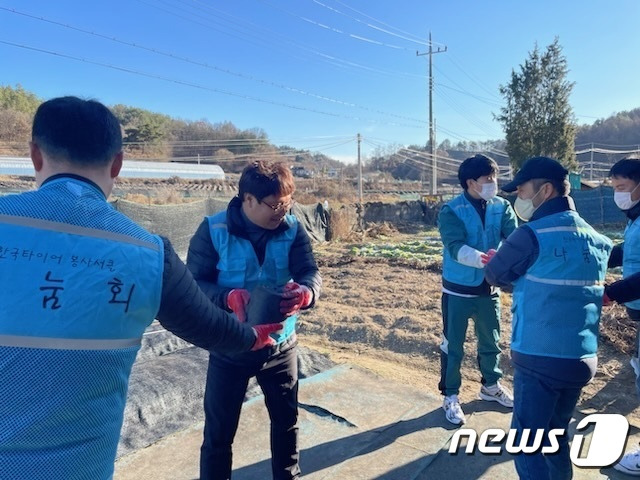 한국타이어 나눔회 회원들이 사랑의 연탄나눔 봉사활동을 하고 있다.(사진=금산군 제공)