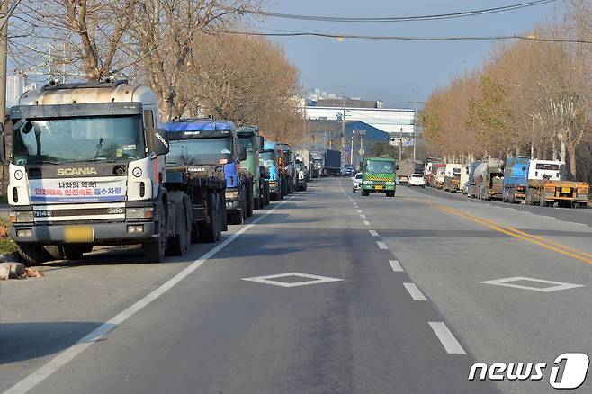 6일 오전 민주노총 화물연대의 총파업이 계속되고 있는 가운데 경북 포항시 남구 철강관리공단 주요 도로에는 파업에 참여한 조합원들의 차량이 주차돼 있다.2022.12.6/뉴스1 ⓒ News1 최창호 기자