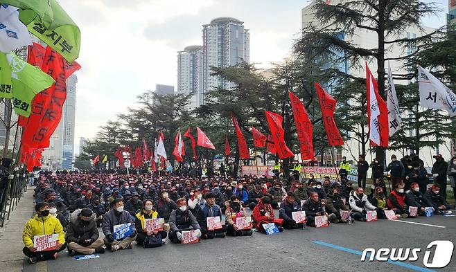 민주노총 대구지역본부와 야당 등은 6일 오후 대구 수성구 범어동 국민의힘 대구시당 앞에서 총파업·총력투쟁대회를 열고 안전운임제 확대 등을 요구했다. 2022.12.6/뉴스1 남승렬 기자