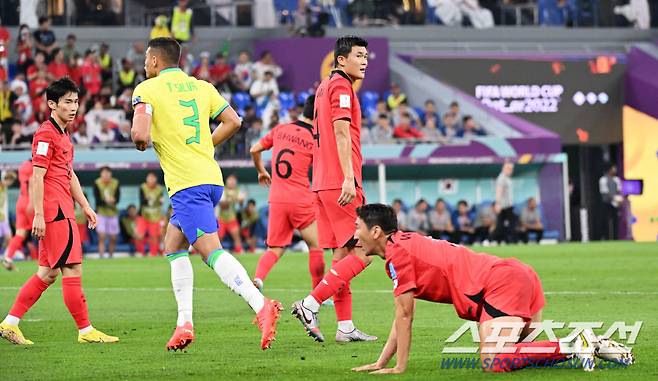 6일 오전(한국시각) 카타르 도하 스타디움974에서 대한민국과 브라질의 16강전이 열렸다. 전반 초반 브라질 비니시우스가 선취골을 성공시켰다. 아쉬워하는 대표팀 선수들. 도하(카타르)=송정헌 기자songs@sportschosun.com/2022.12.06/