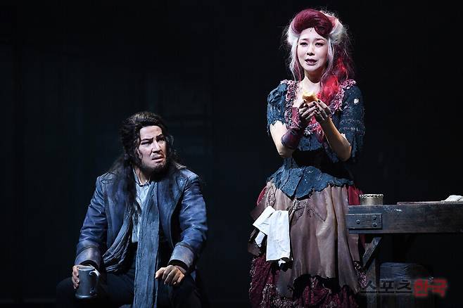 뮤지컬 '스위니토드' 프레스콜에서 열연 중인&nbsp; 이규형, 김지현. ⓒ이혜영 기자 lhy@hankooki.com