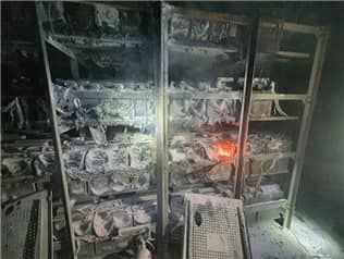 판교 SK C&C 데이터센터 화재 현장. 발화 지점인 지하 3층 전기실의 배터리가 불에 타 있다./이기인 경기도의원 페이스북 캡처.