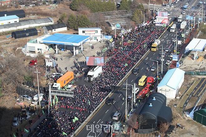 전국민주노동조합총연맹이 6일 경기도 의왕시 의왕ICD 앞에서 '화물 총파업 투쟁승리! 윤석열 정부 노동탄압 분쇄! 총파업·총력투쟁대회'를 하고 있다. ⓒ데일리안 김민호 기자