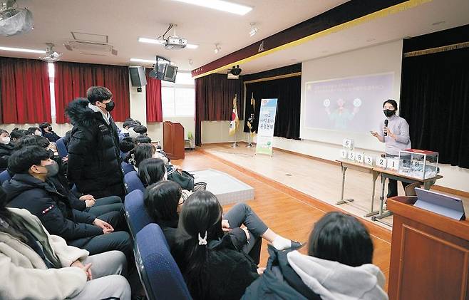 2일 대구 달성군 서재중학교 시청각실에서 열린 유해 약물 예방 교육에서 학생이 강사가 낸 퀴즈를 풀고 있다. 대구시교육청 제공