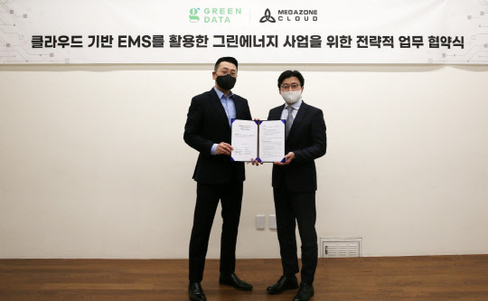 이호준(왼쪽) 한국그린데이터 대표와 이주완 메가존클라우드 대표가 협약을 체결하고 기념촬영을 하고 있다. 메가존클라우드 제공