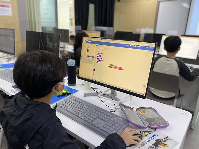 서울교대 인공지능교육연구센터와 이티에듀 껌이지가 개최한 드림하이 미래교육 캠프-데이터과학에 참가한 학생이 데이터를 분석하고 있다.