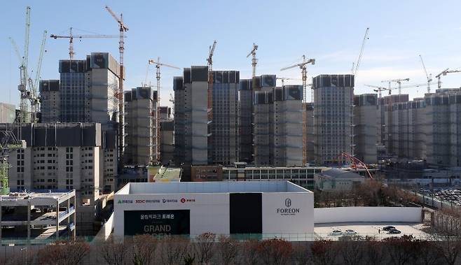 (서울=뉴스1) 박세연 기자 = 총가구 수 1만2032가구 규모로 일반분양 물량만 4786가구에 달하는 둔촌주공을 재건축하는 올림픽파크 포레온 분양이 5일부터 시작됐다. 사진은 5일 서울 강동구에 둔촌주공 재건축 현장. 2022.12.5/뉴스1 /사진=뉴스1화상