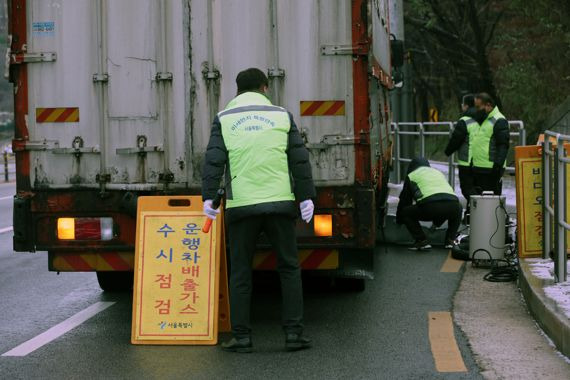 환경부는 전국 17개 시도 및 한국환경공단과 함께 5일부터 초미세먼지 배출 비중이 높은 경유차량을 중심으로 차고지(시내버스, 시외버스), 학원가, 물류센터, 항만 및 공항 등 전국 600여 차량 밀집 지역에서 ‘제4차 미세먼지 계절관리제(12월 1일부터 2023년 3월 31일까지)’ 기간 동안 운행차 배출가스 집중 단속을 상시적으로 실시한다. 6일 서울 양천구 서부화물터미널 인근 도로에서 서울시 공무원들이 화물차의 배출가스를 단속하고 있다. 사진=서동일 기자