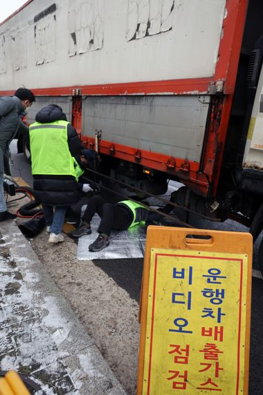 환경부는 전국 17개 시도 및 한국환경공단과 함께 5일부터 초미세먼지 배출 비중이 높은 경유차량을 중심으로 차고지(시내버스, 시외버스), 학원가, 물류센터, 항만 및 공항 등 전국 600여 차량 밀집 지역에서 ‘제4차 미세먼지 계절관리제(12월 1일부터 2023년 3월 31일까지)’ 기간 동안 운행차 배출가스 집중 단속을 상시적으로 실시한다. 6일 서울 양천구 서부화물터미널 인근 도로에서 서울시 공무원들이 화물차의 배출가스를 단속하고 있다. 사진=서동일 기자