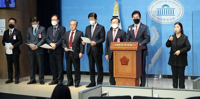 이주환 국민의힘 의원(오른쪽 두번째)과 경제6단체 부회장단이 6일 오전 서울 여의도 국회 소통관에서 노동조합법 제2조, 제3조 개정 반대 공동 기자회견을 하고 있다.  뉴시스