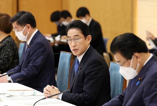기시다 후미오(사진 가운데) 일본 총리. 총리관저 누리집 갈무리