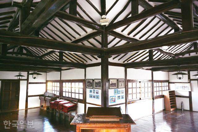 기역자 구조로 남녀 예배 공간을 분리한 두동교회 내부.