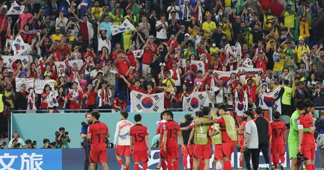 6일 오전(한국시간) 카타르 도하 974 스타디움에서 열린 2022 카타르 월드컵 16강전 한국과 브라질 경기. 1-4로 패해 아쉽게 8강 진출에 실패한 한국 선수들이 아쉬워하고 있다. 도하=연합뉴스